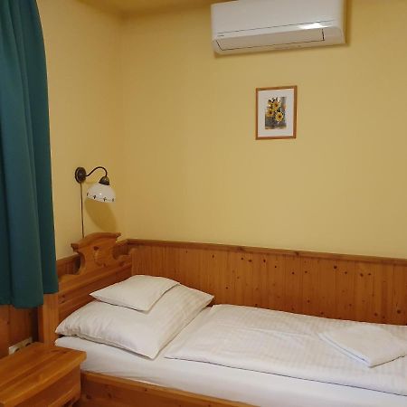 Hotel Bozi Rozi Panzió Fertőboz Exterior foto