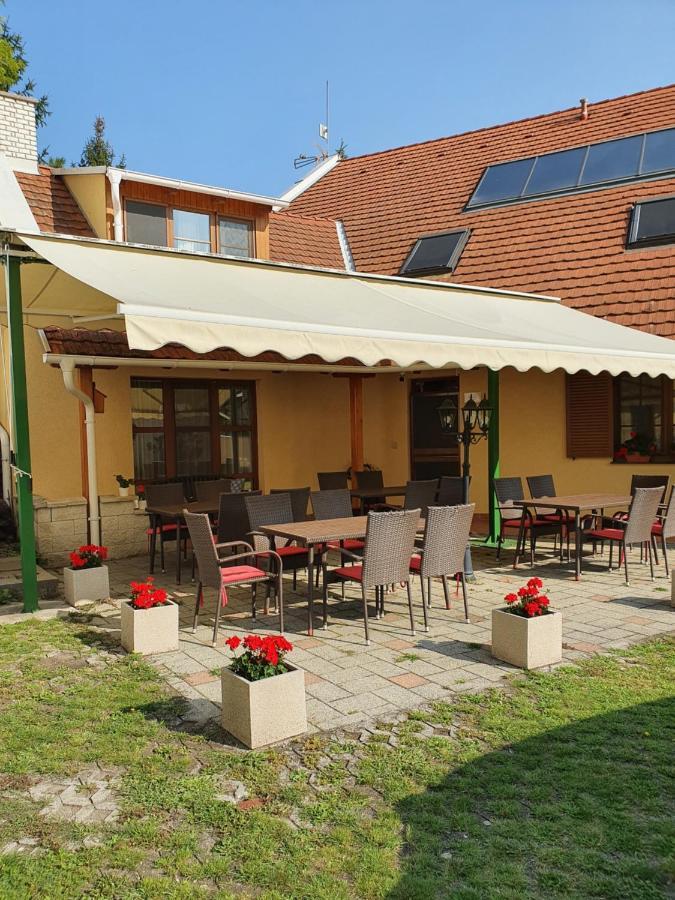 Hotel Bozi Rozi Panzió Fertőboz Exterior foto
