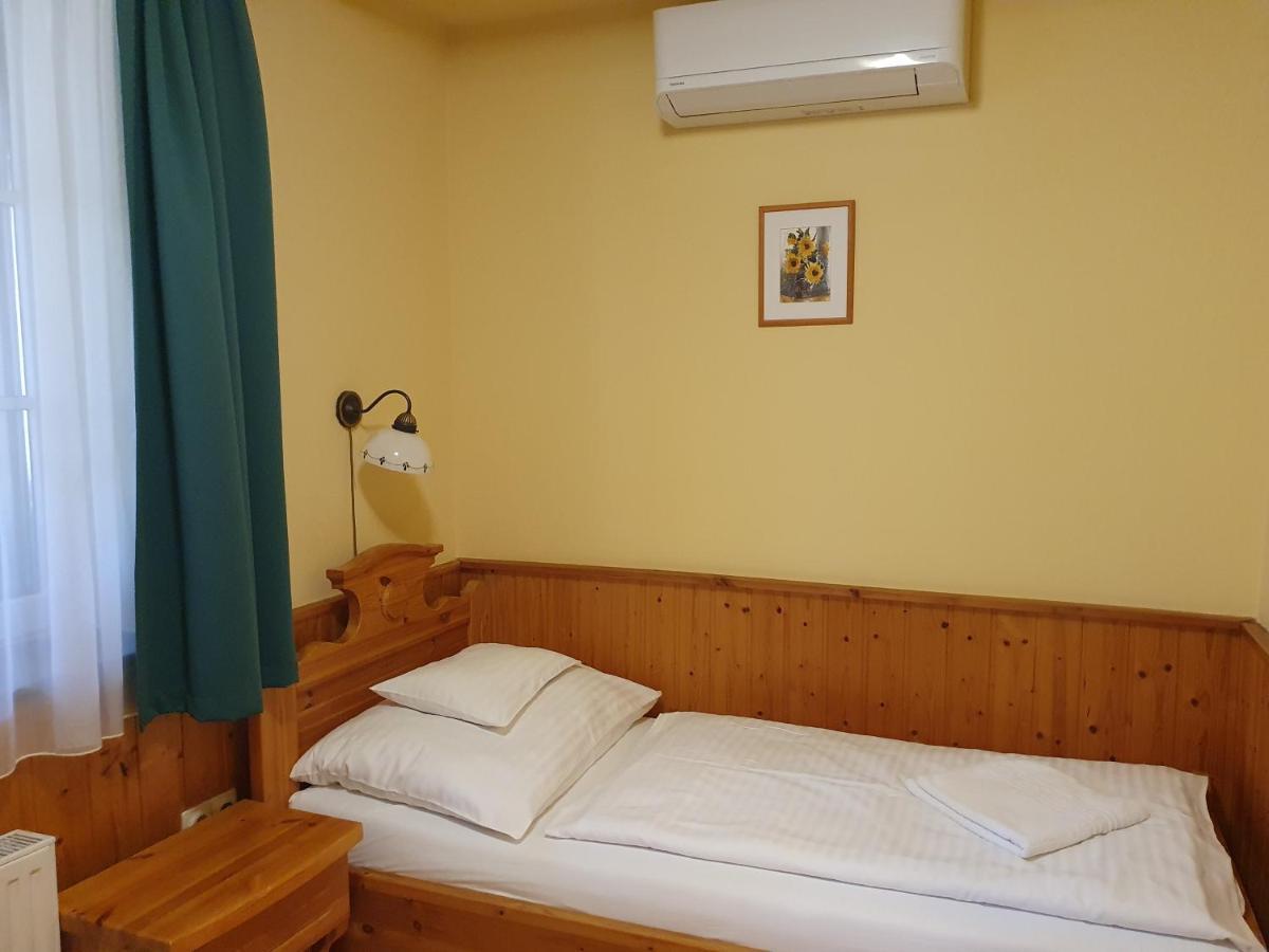 Hotel Bozi Rozi Panzió Fertőboz Exterior foto
